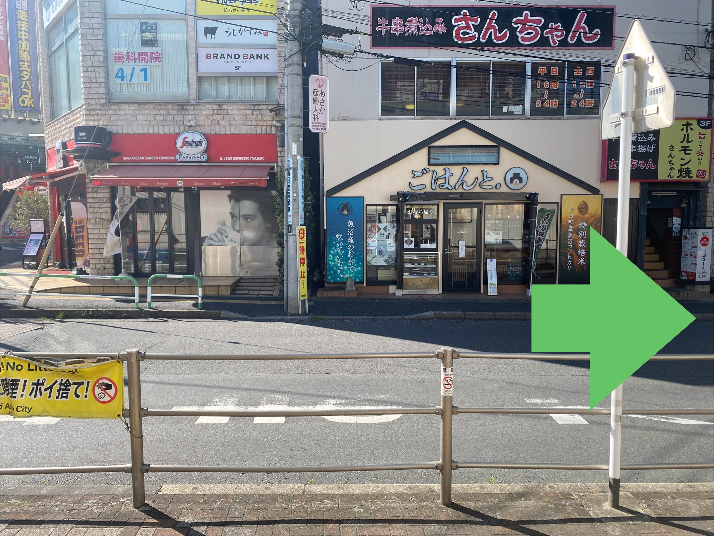 外に出ましたら飲食店が並んでいます。線路沿いに右側に進みます。